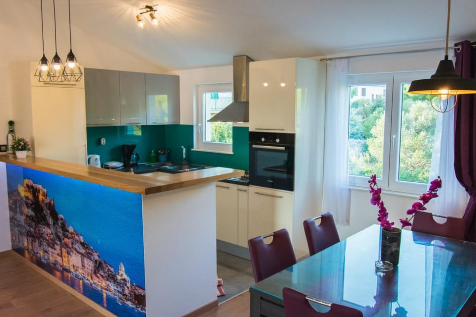 Kitchen or kitchenette, Dining area