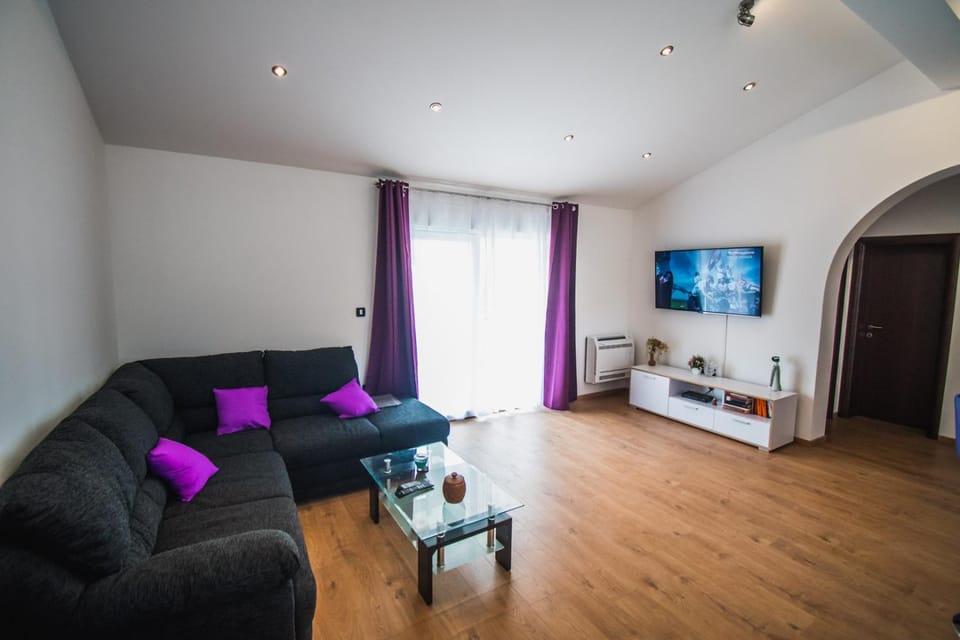 Communal lounge/ TV room, TV and multimedia, Living room, Seating area