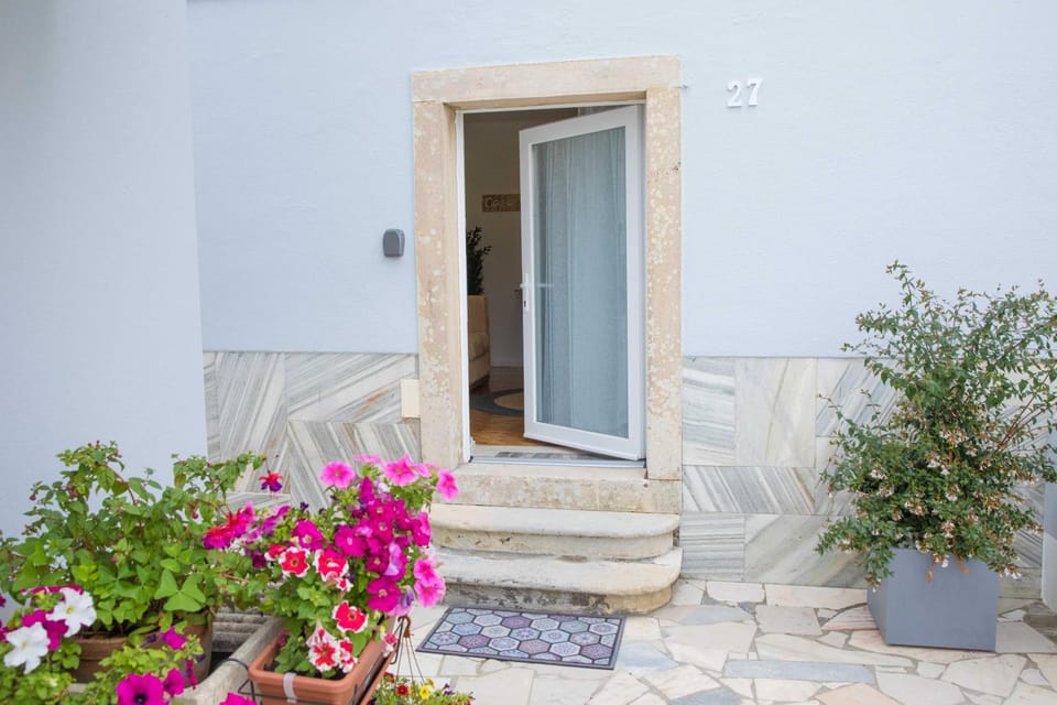 Patio, Facade/entrance