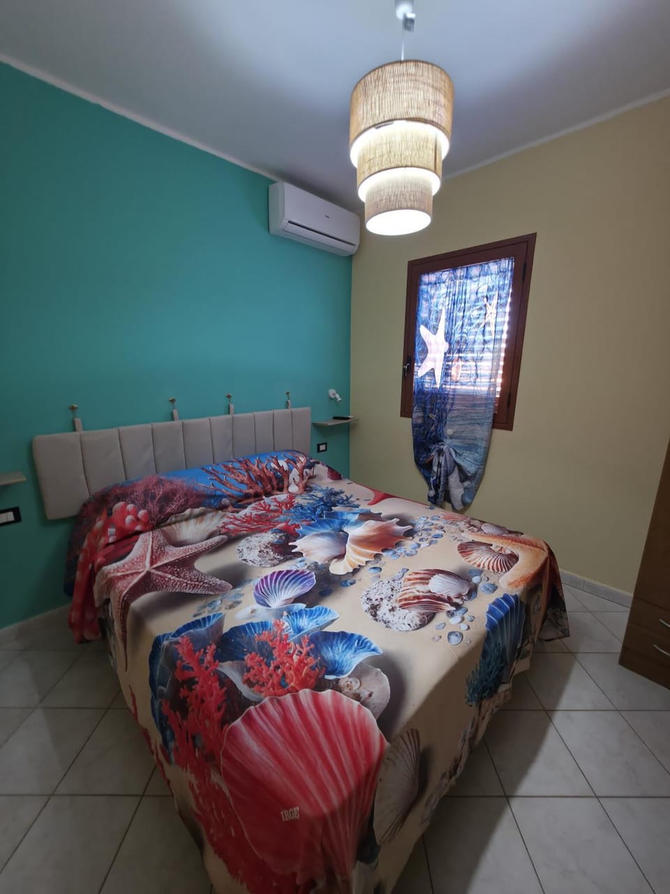 Bed, TV and multimedia, Living room, Photo of the whole room, Seating area, Bedroom, air conditioner
