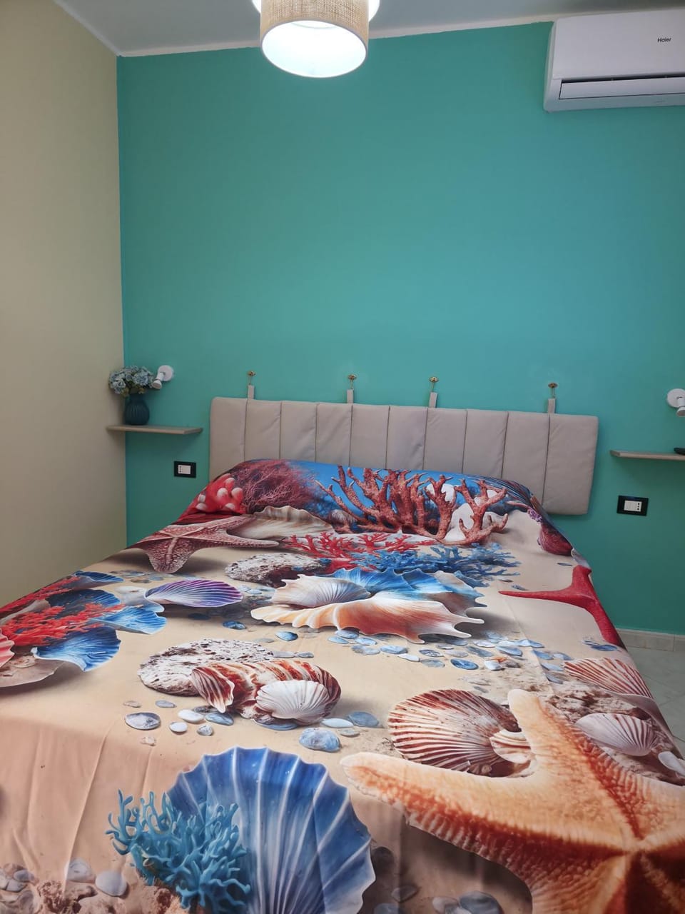 Bed, Photo of the whole room, Bedroom, air conditioner