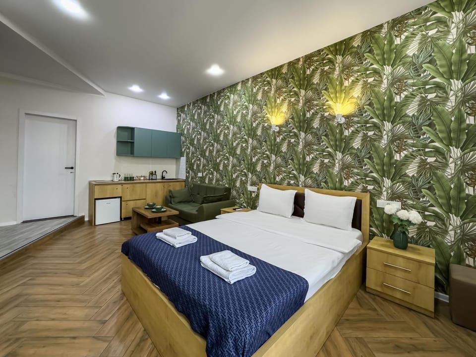 Bed, TV and multimedia, Kitchen or kitchenette, Photo of the whole room, Bedroom