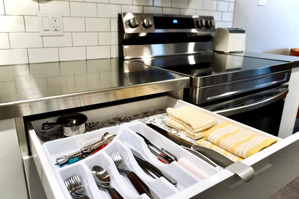 Kitchen or kitchenette, pet friendly, stove, toaster