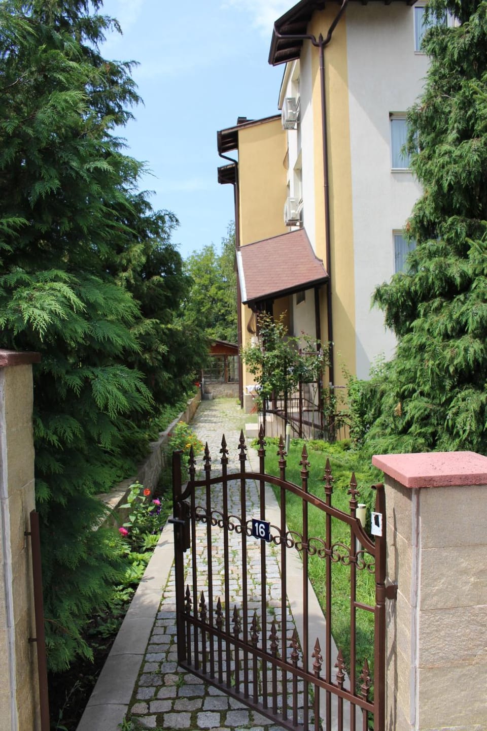 Facade/entrance
