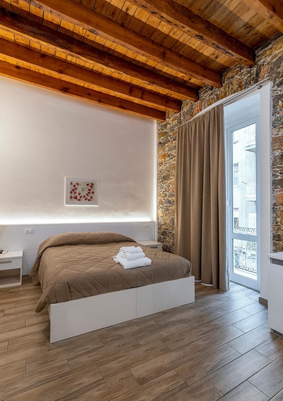 Bed, Photo of the whole room, towels