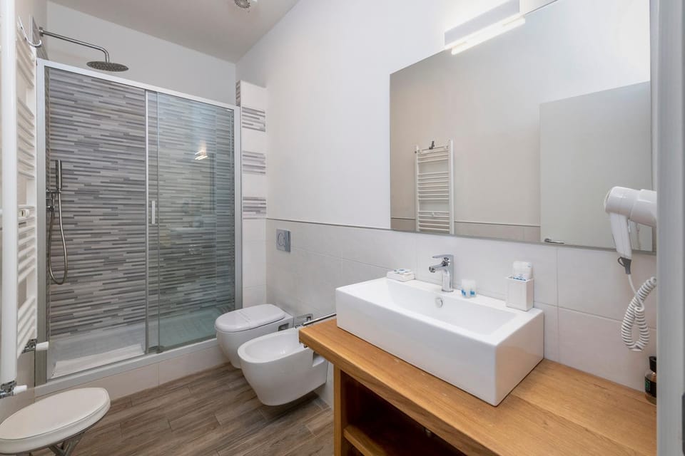 Shower, Toilet