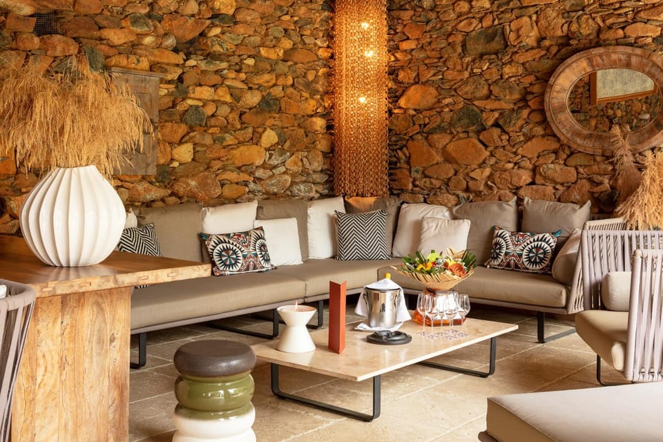 Restaurant/places to eat, Lounge or bar