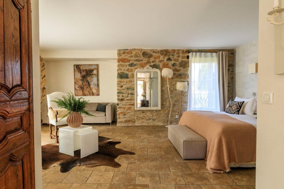 Property building, Bed, Photo of the whole room