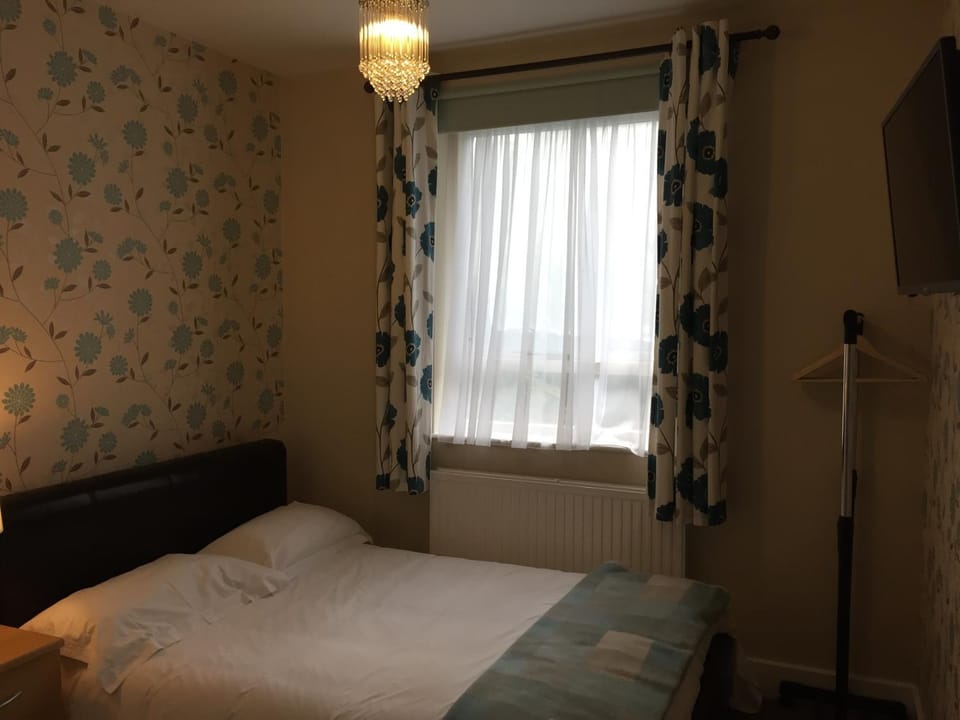 Bed, Day, Photo of the whole room