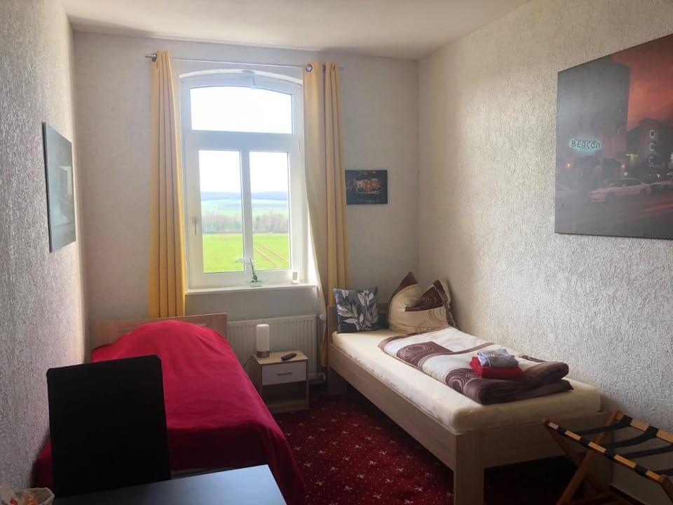 Bed, Living room, Photo of the whole room, Seating area, Bedroom, towels
