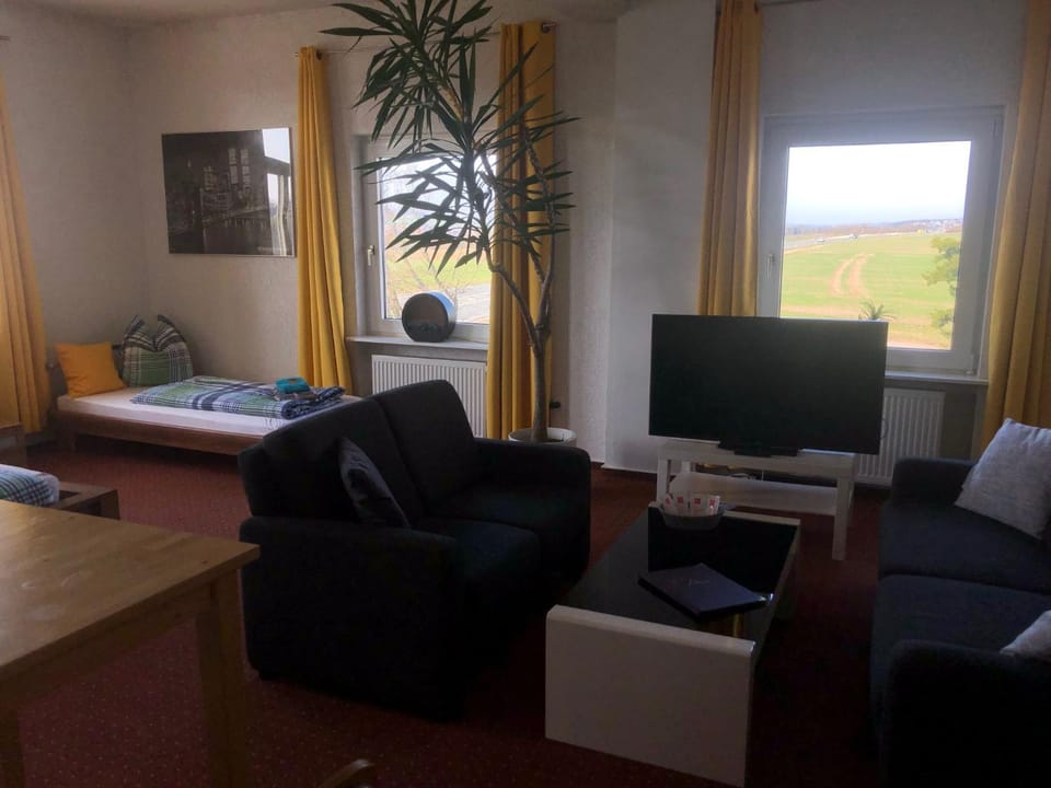 Bed, TV and multimedia, Living room, Photo of the whole room, Seating area, Evening entertainment, Bedroom
