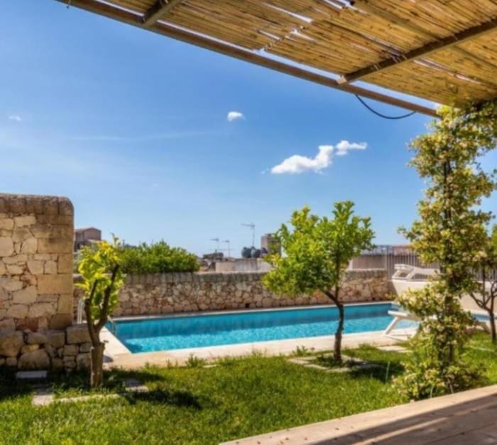 Restaurant/places to eat, Pool view, Swimming pool