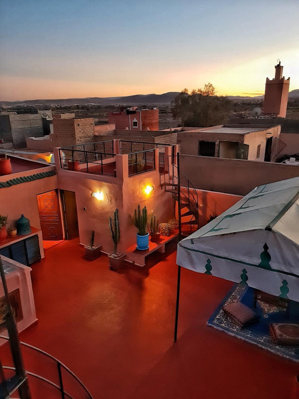 Neighbourhood, Bird's eye view, Balcony/Terrace, City view, Mountain view, River view, Sunrise