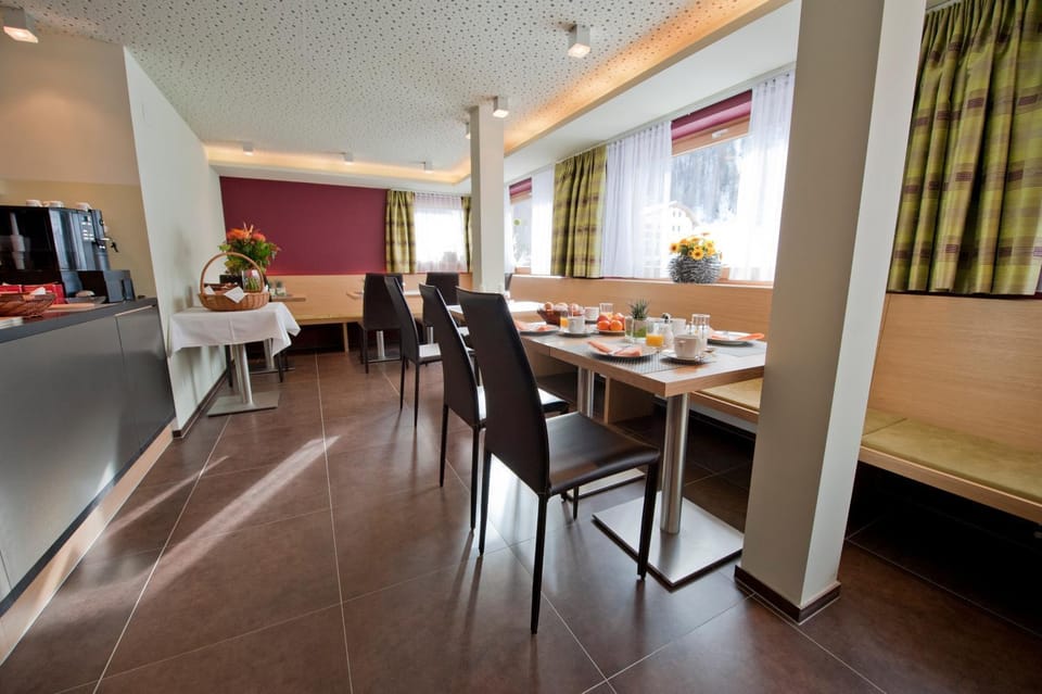 Food and drinks, Food and drinks, Seating area, Dining area, Food, Breakfast, Breakfast, Continental breakfast, Continental breakfast, Buffet breakfast, Buffet breakfast, Drinks, Drinks