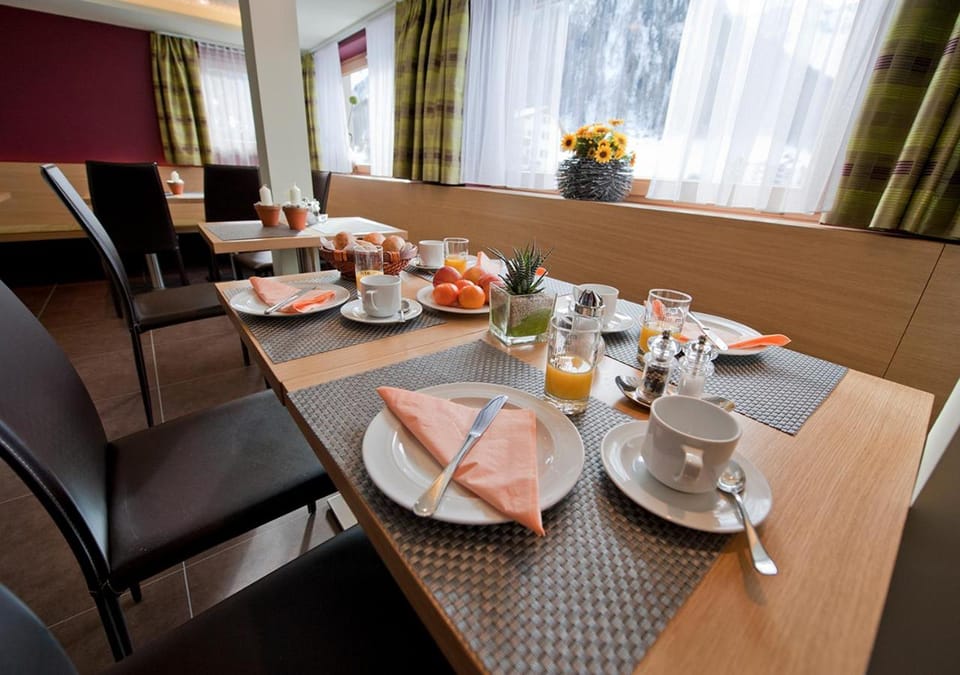 Food and drinks, Food and drinks, Seating area, Dining area, Food, Food, Breakfast, Breakfast, Continental breakfast, Continental breakfast, Buffet breakfast, Buffet breakfast, Drinks, Drinks, Internal: Not applicable to any particular room