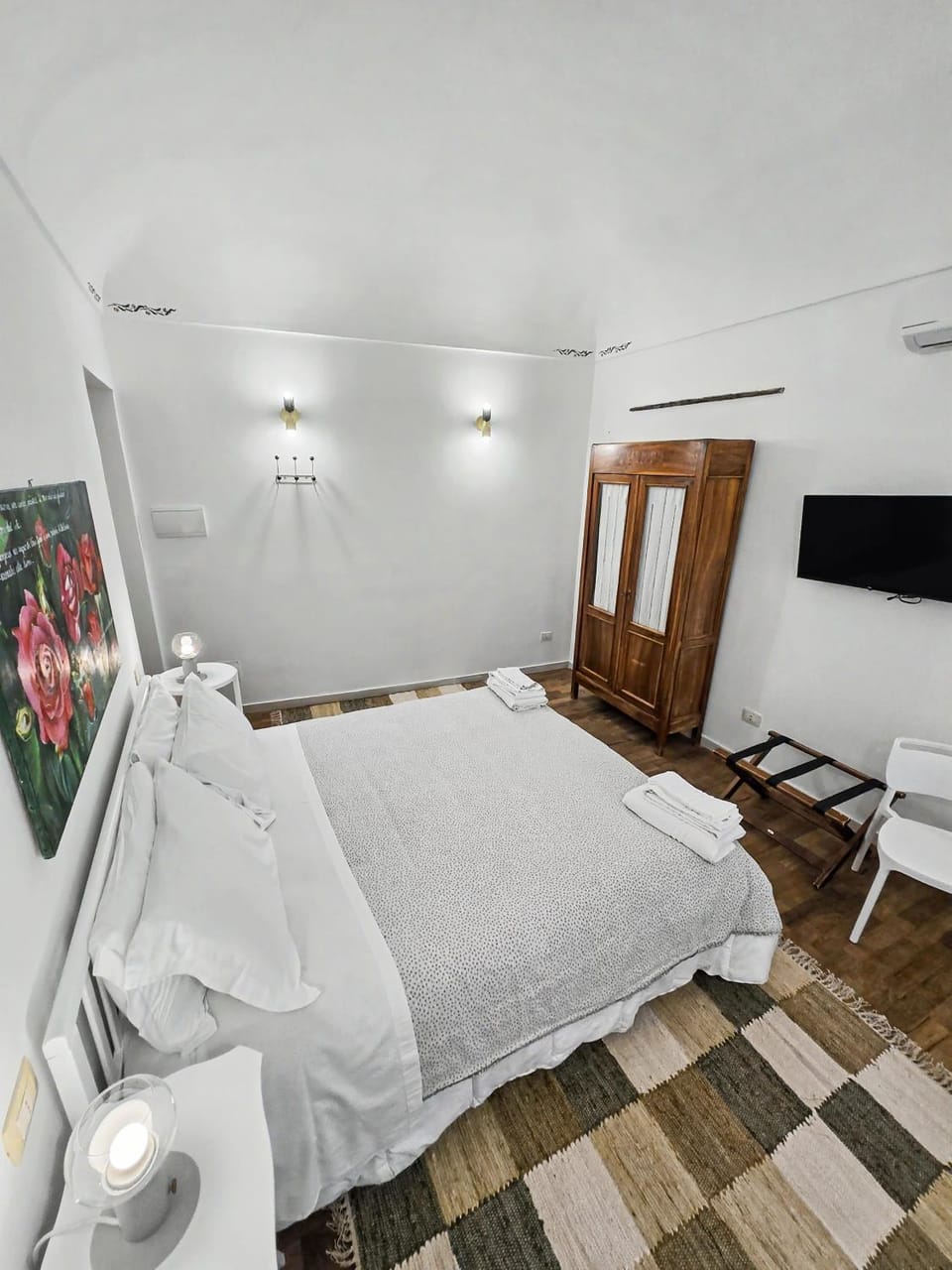Bed, TV and multimedia, Photo of the whole room, Bedroom, towels