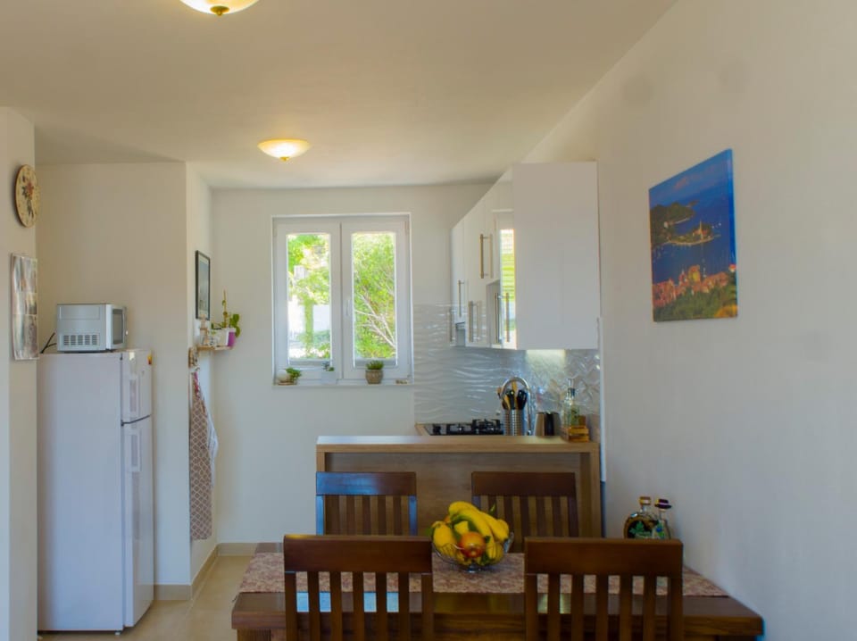 Kitchen or kitchenette, Seating area, Dining area