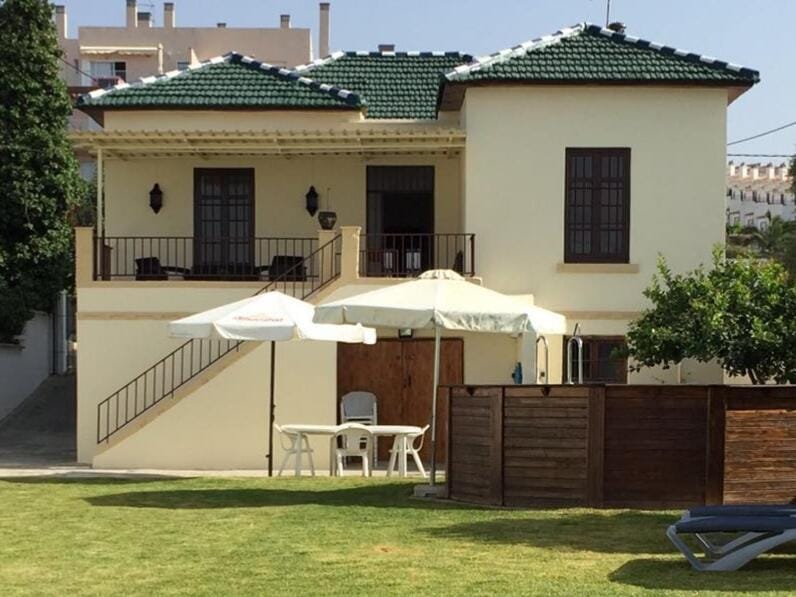 Property building, Patio, Facade/entrance, Garden