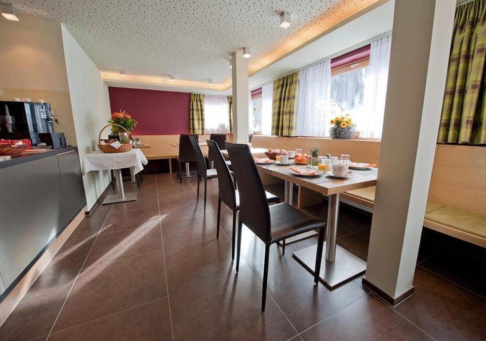 Food and drinks, Food and drinks, Seating area, Dining area, Food, Breakfast, Breakfast, Continental breakfast, Continental breakfast, Buffet breakfast, Buffet breakfast, Drinks, Drinks