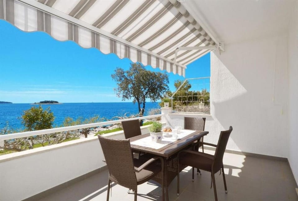 View (from property/room), Balcony/Terrace, Seating area, Dining area, Sea view