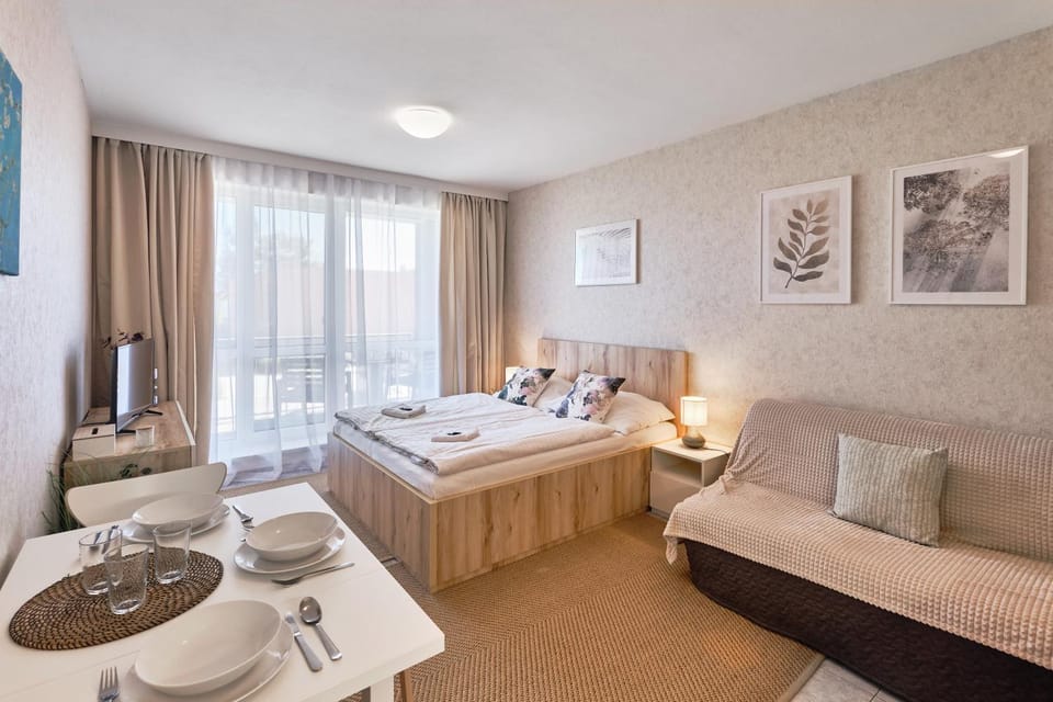 Bed, Living room, Photo of the whole room, Seating area, towels