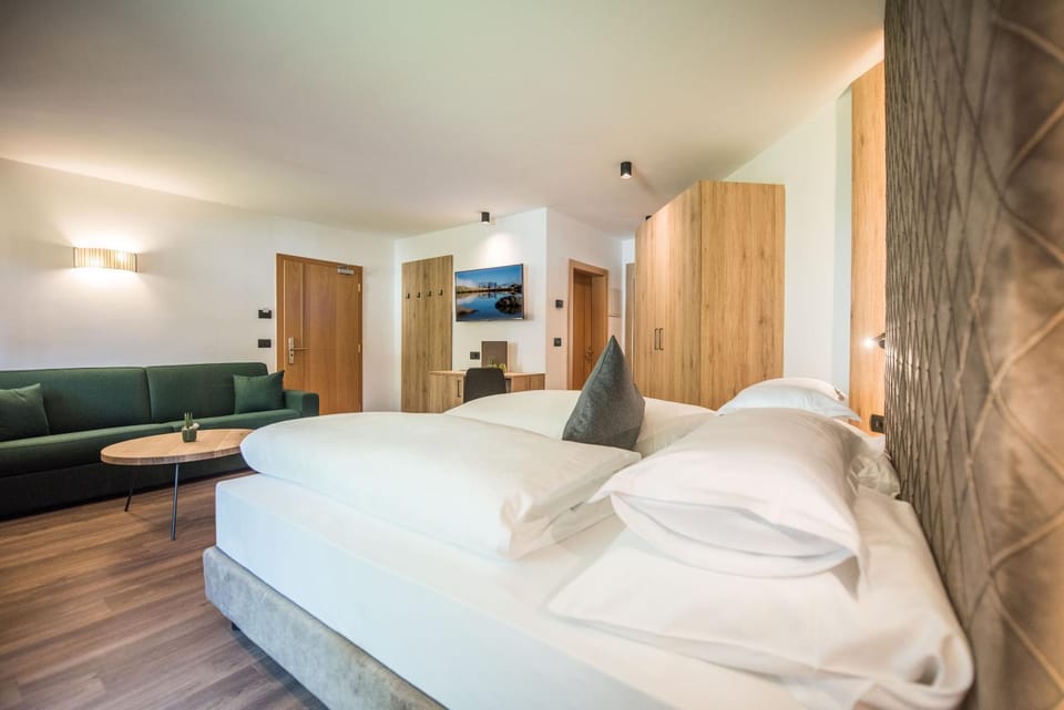 Bed, TV and multimedia, Photo of the whole room, Seating area, Bedroom, wardrobe