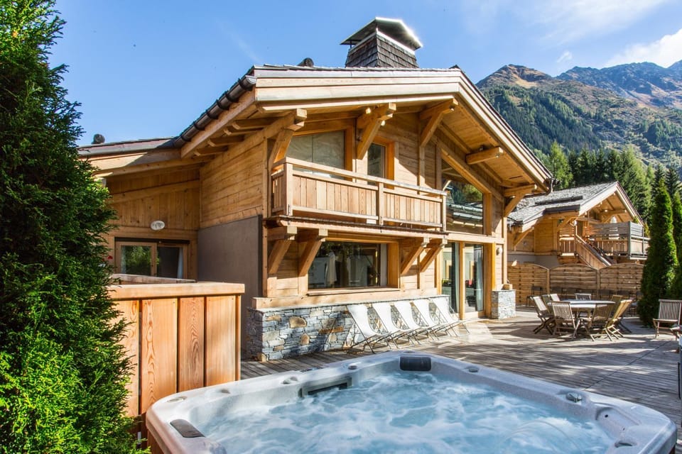 Property building, Patio, Spring, Hot Tub, Balcony/Terrace