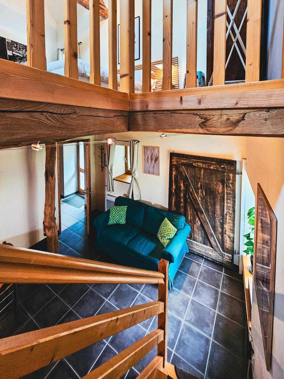 Photo of the whole room, Seating area