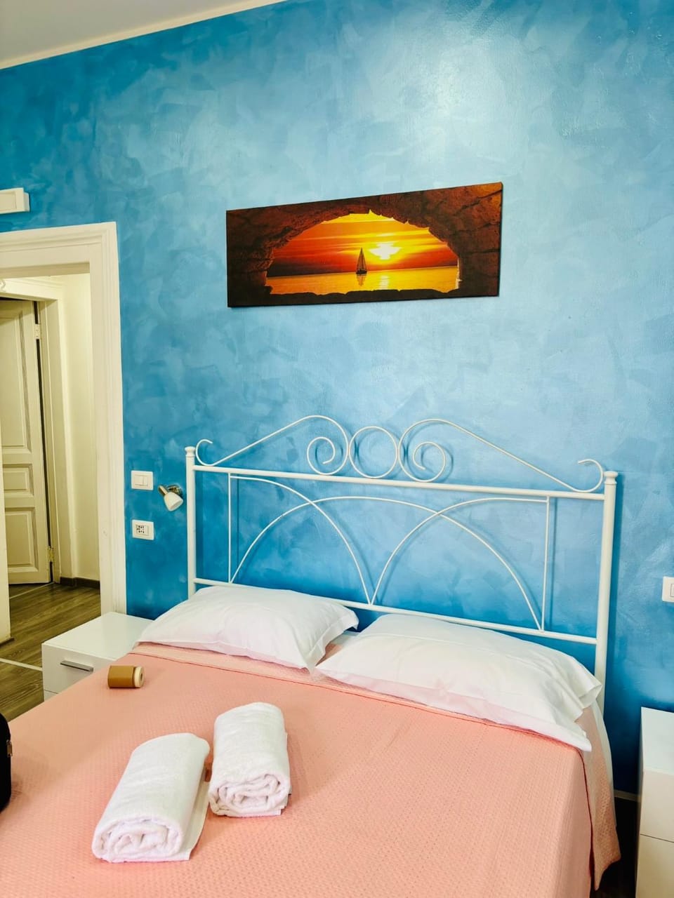 Bed, Photo of the whole room, Bedroom, towels