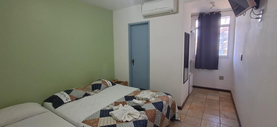 Bed, TV and multimedia, Photo of the whole room, Bedroom, towels, air conditioner