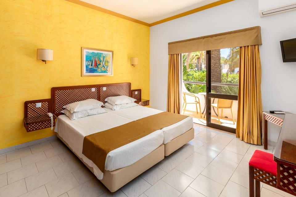 Bed, Bedroom, Garden view