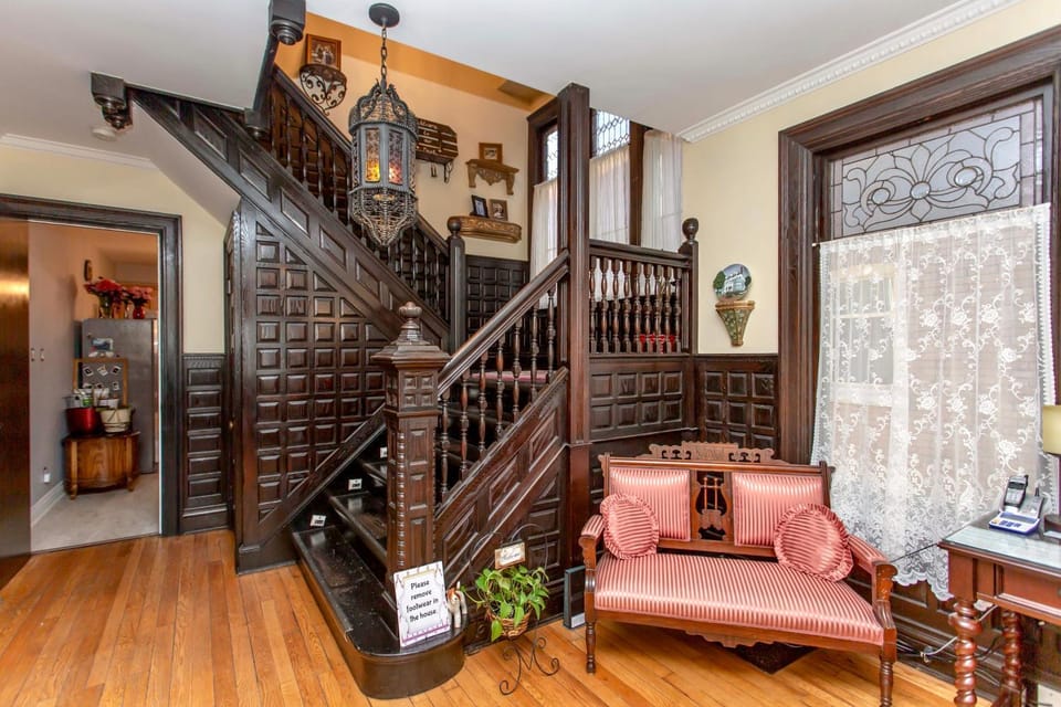 Redwood Bed and Breakfast Bed and Breakfast in Niagara Falls