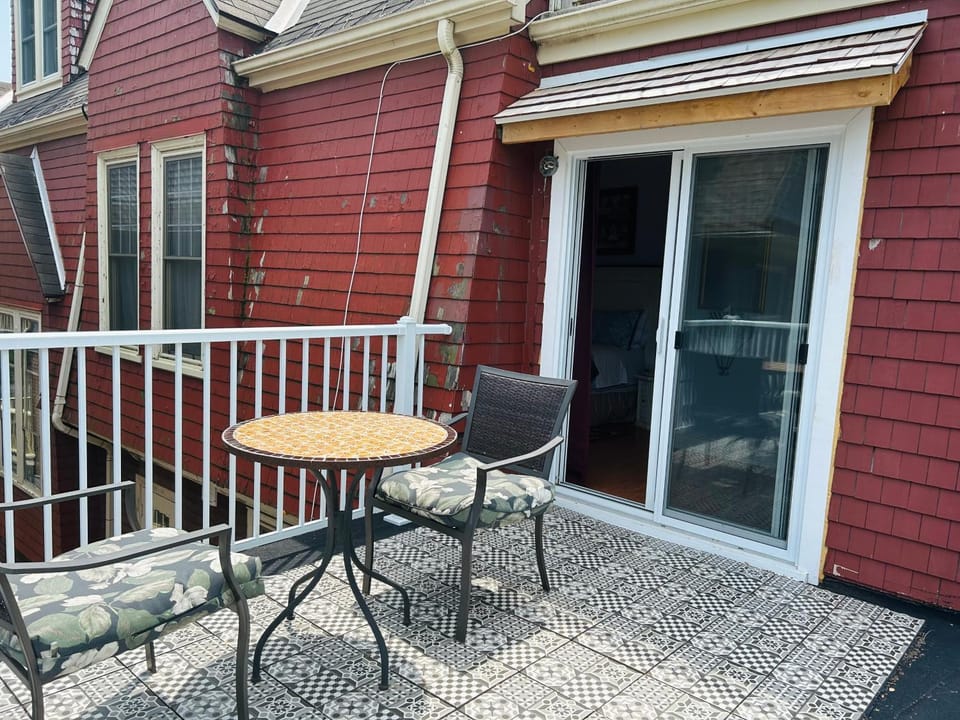 Redwood Bed and Breakfast Bed and Breakfast in Niagara Falls