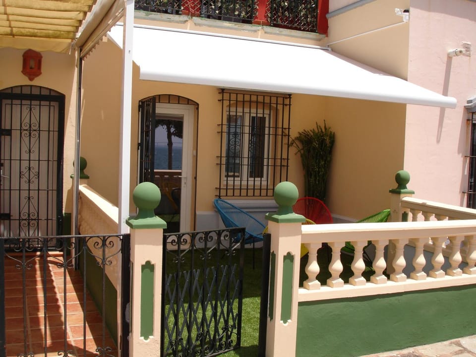 Facade/entrance, Balcony/Terrace