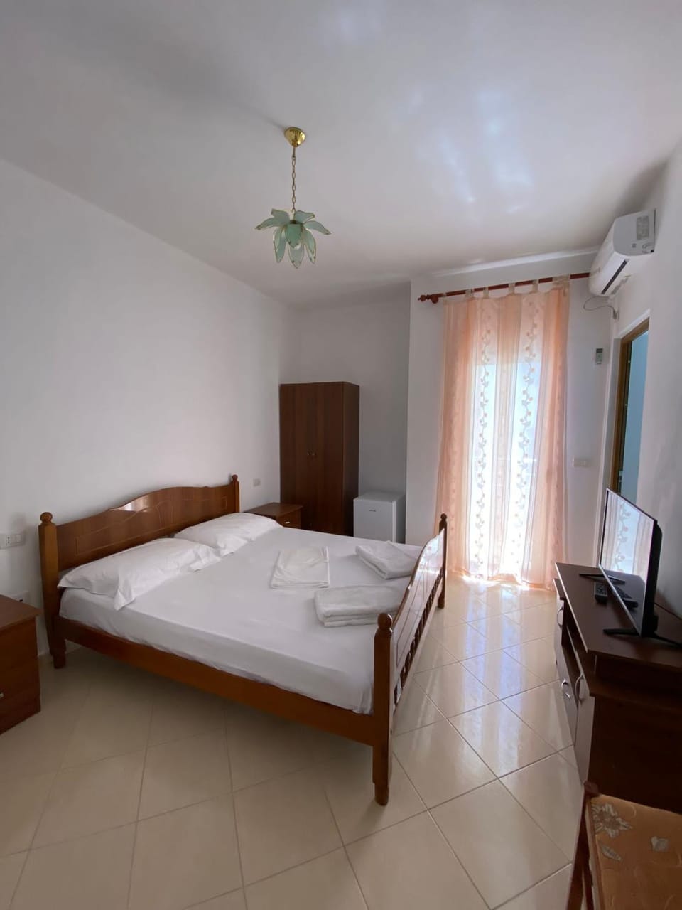 Photo of the whole room, Bedroom, air conditioner