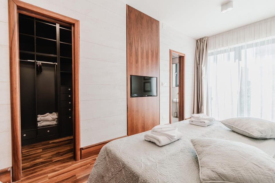 Bed, Bathroom, TV and multimedia, Bedroom, towels