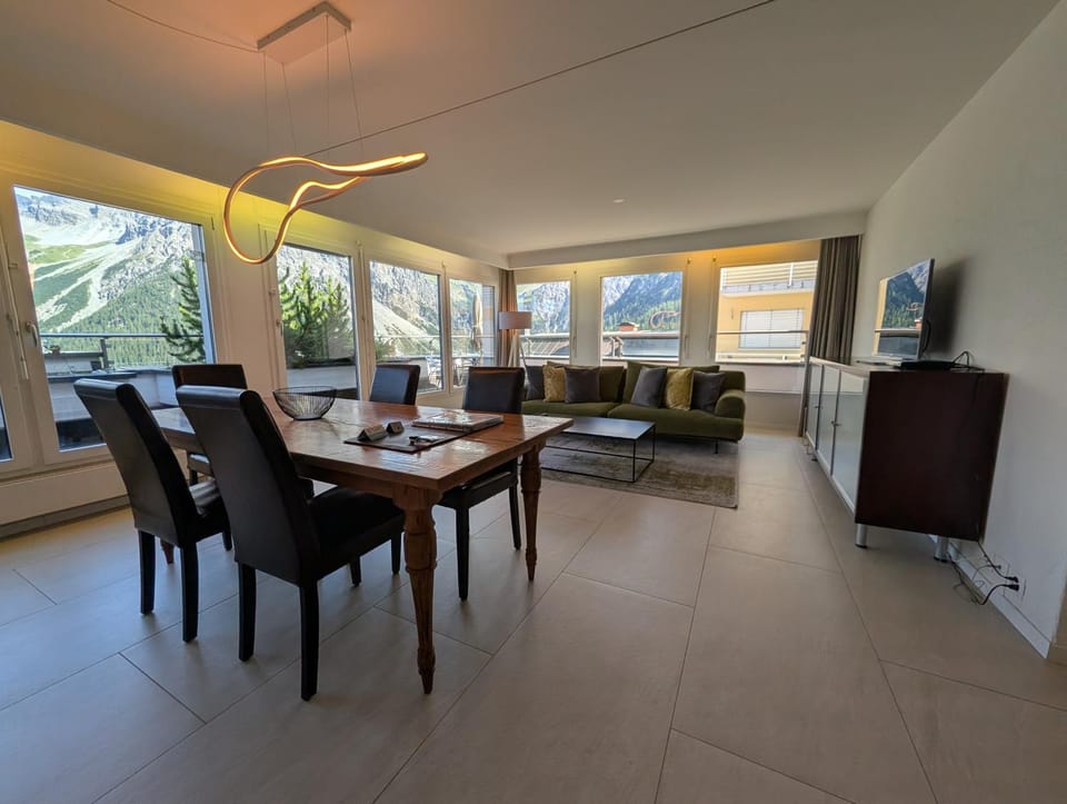 TV and multimedia, Living room, Seating area, Dining area