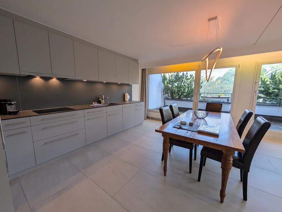 Kitchen or kitchenette, Dining area, stove