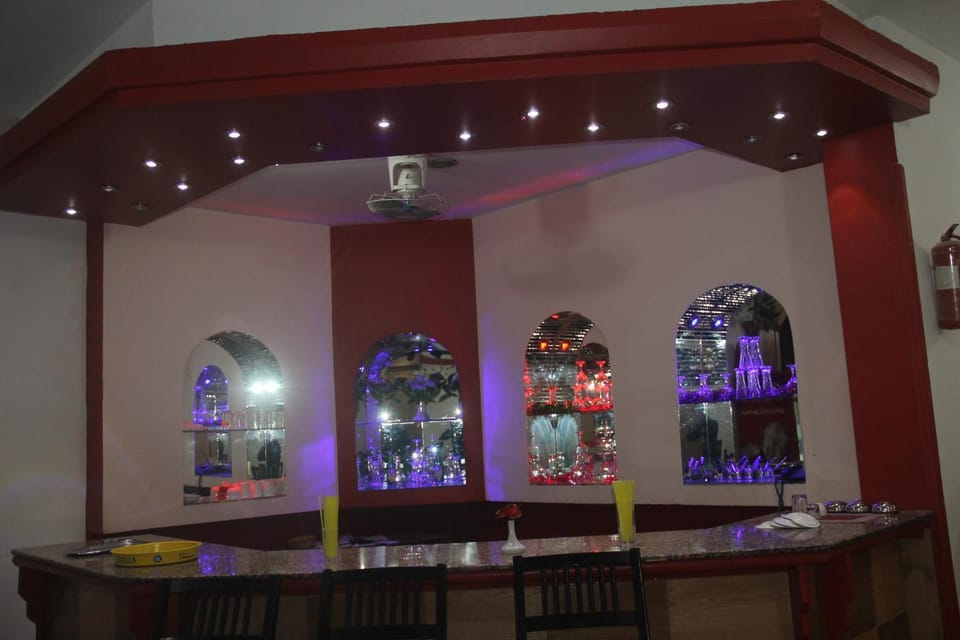 Restaurant/places to eat, Lounge or bar, Alcoholic drinks