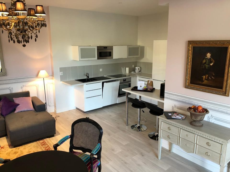 Communal lounge/ TV room, kitchen