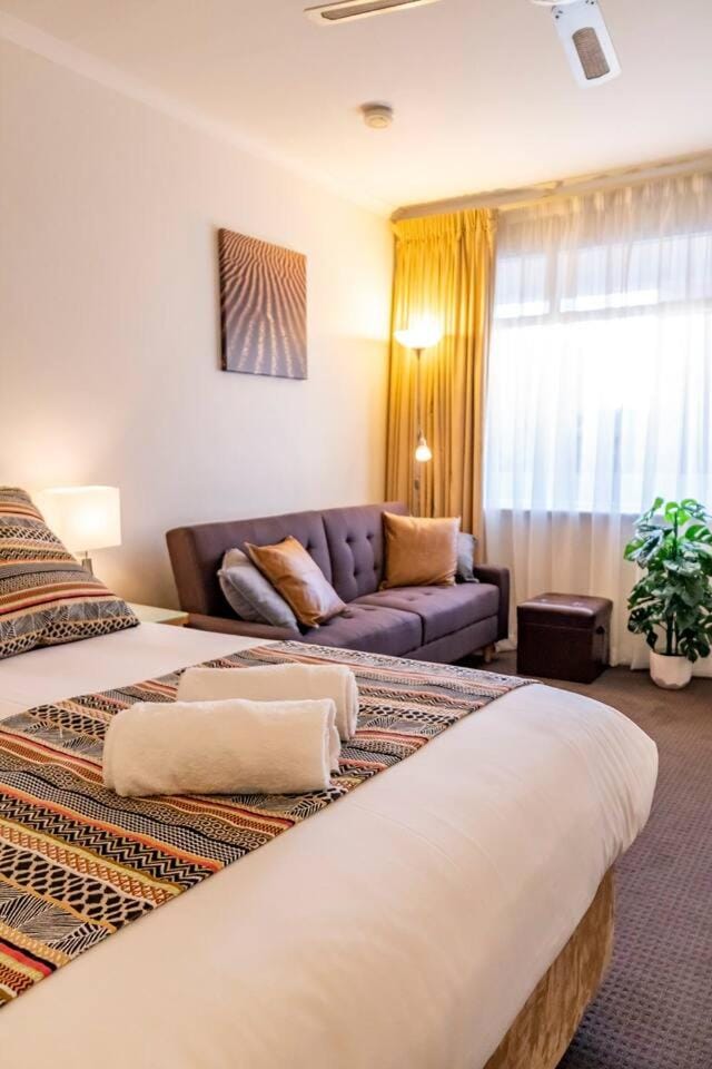 "Ocean Sunset" Glenelg Central Studios Apartment in Adelaide