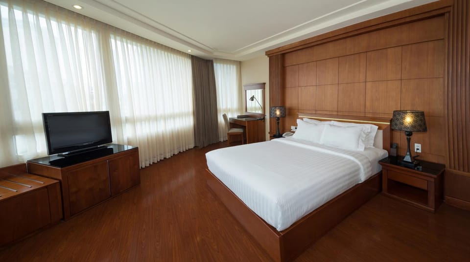 Photo of the whole room, City view