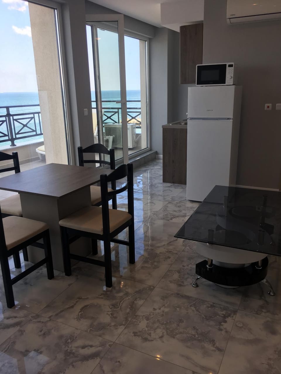 Kitchen or kitchenette, Living room, Dining area