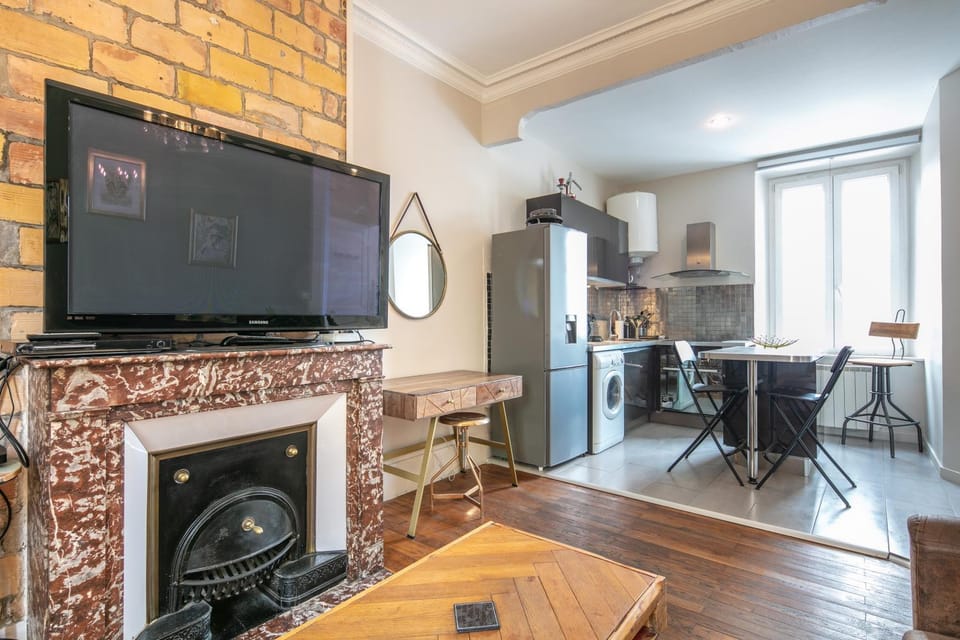 Communal lounge/ TV room, Living room, Seating area, Dining area, minibar, stove