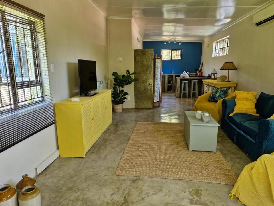 TV and multimedia, Living room, Seating area, Garden view