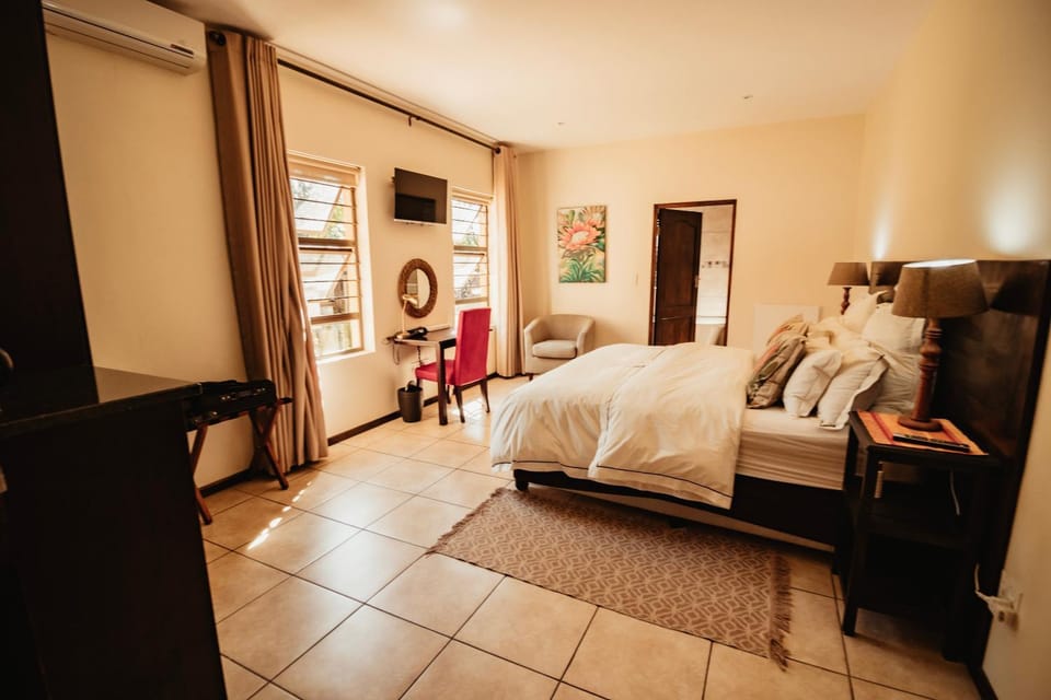 Bed, TV and multimedia, Photo of the whole room, Decorative detail, Seating area, Bedroom, wardrobe