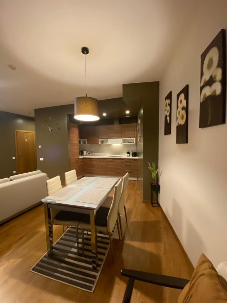 Kitchen or kitchenette, Dining area