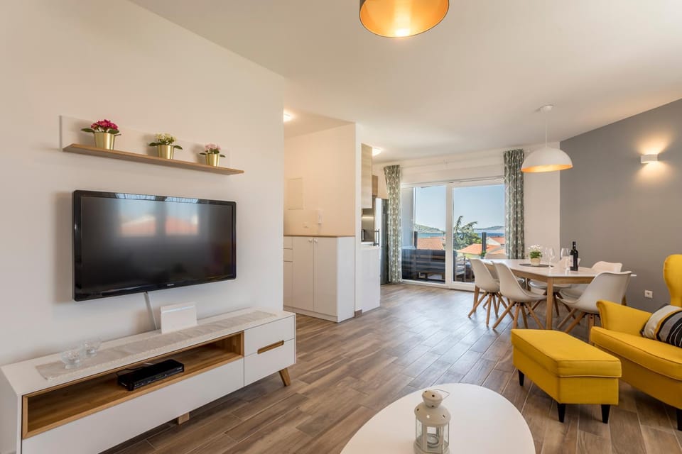 TV and multimedia, Seating area, Dining area