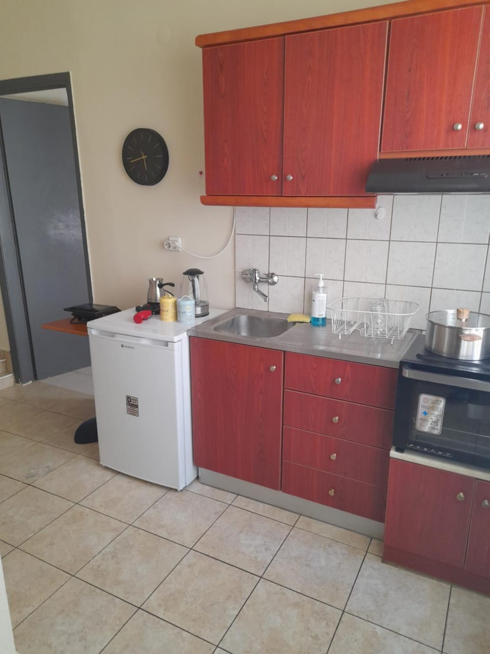 Kitchen or kitchenette, oven