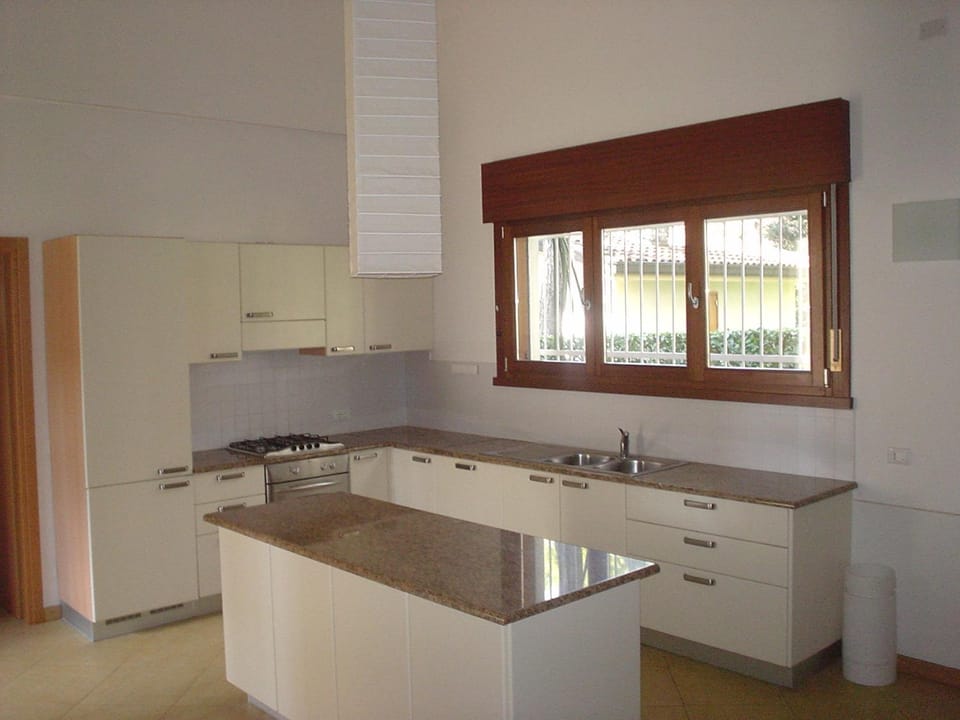 Kitchen or kitchenette, Seating area, Dining area